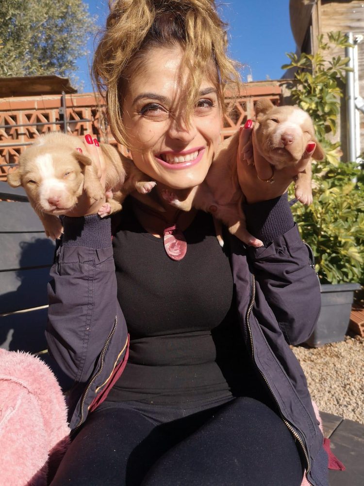 Cristina con dos cachorros recién nacidos