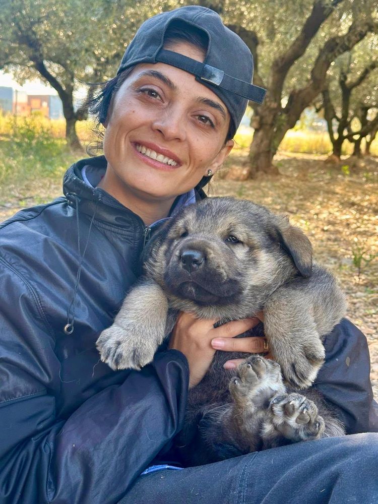 Cristina con un cachorro en brazos